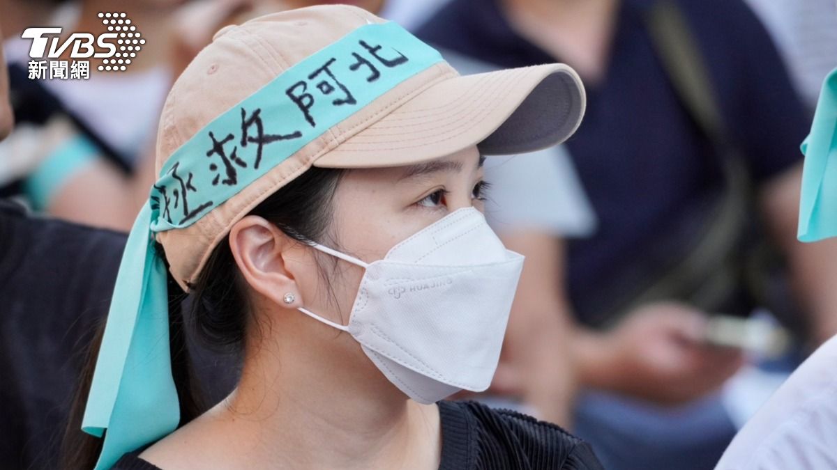 民眾綁上「拯救阿北」布條。(圖/區國強攝)