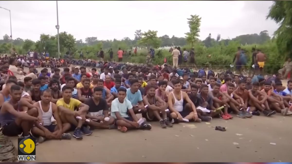 印度招考地方警察,男性考生得在60分鐘跑完十公里才算合格,今年體測卻傳出12人死亡的悲劇。(圖/翻攝自WION新聞)