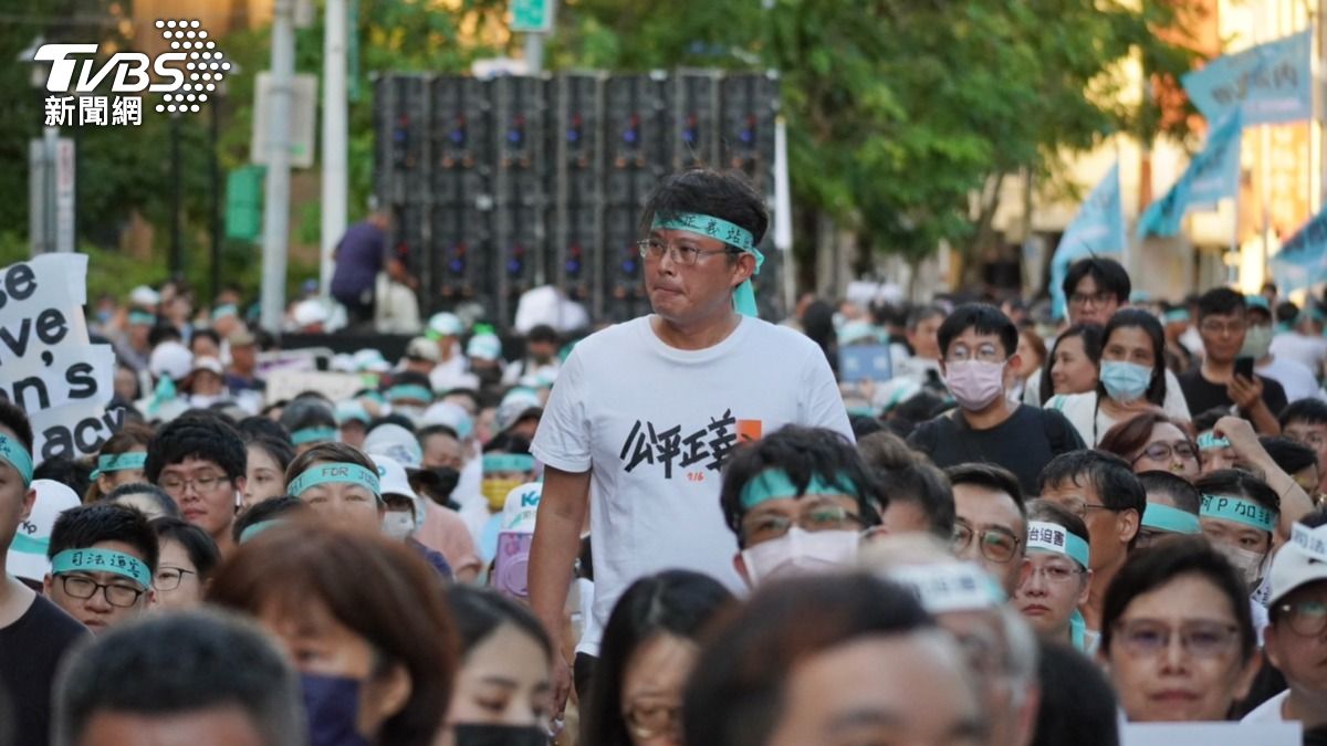 時近日落,民眾黨立委黃國昌站在群眾之間。(圖/區國強攝)