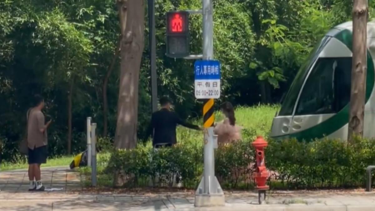 「拍婚紗硬闖輕軌」!無視喇叭爽拍完才走 新郎愧疚致電警自首