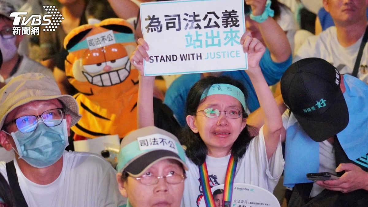 支持者們拿出「為司法正義站出來」標語。(圖/區國強攝)