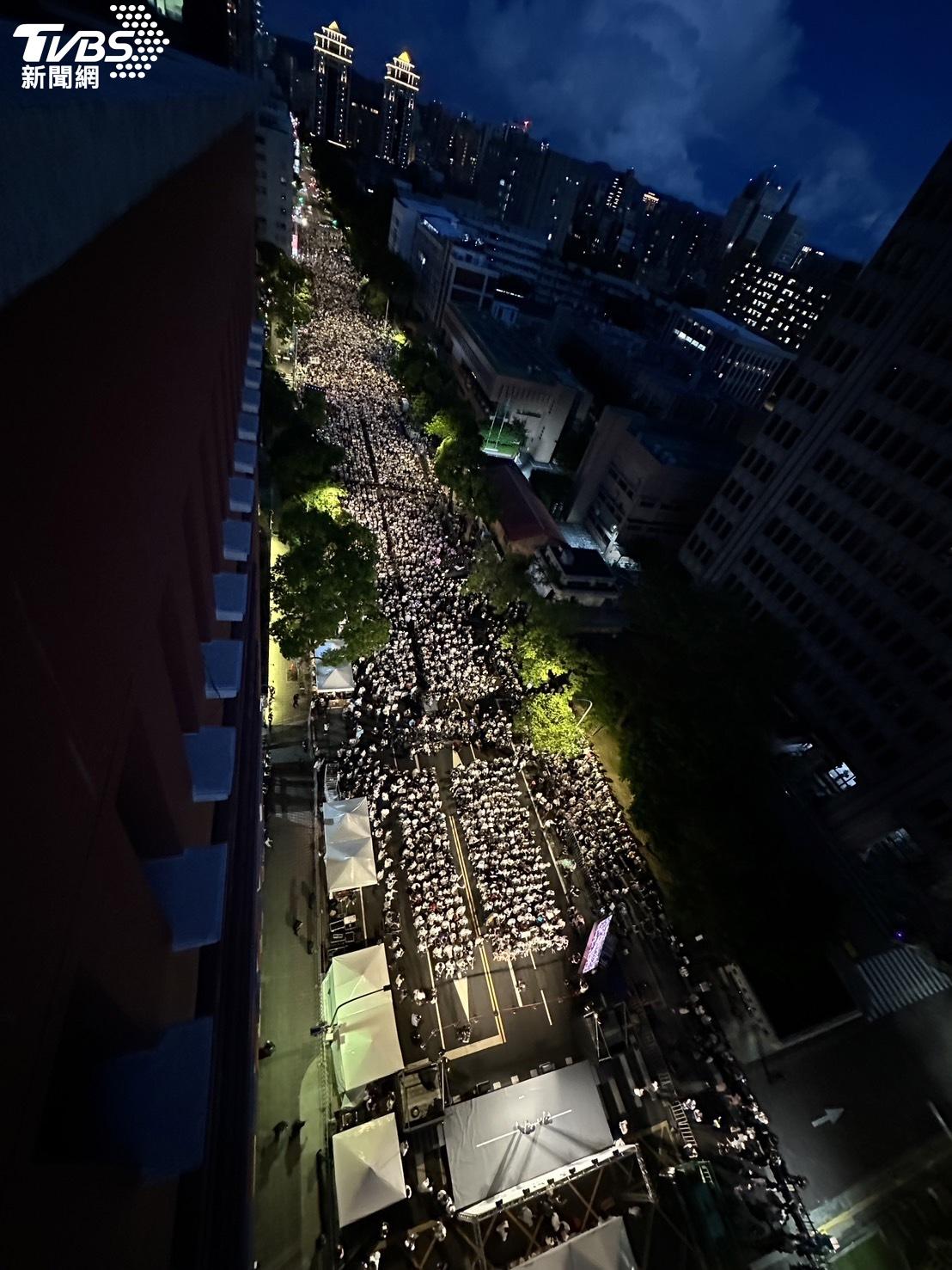 萬人擠爆濟南路。(圖/區國強攝)