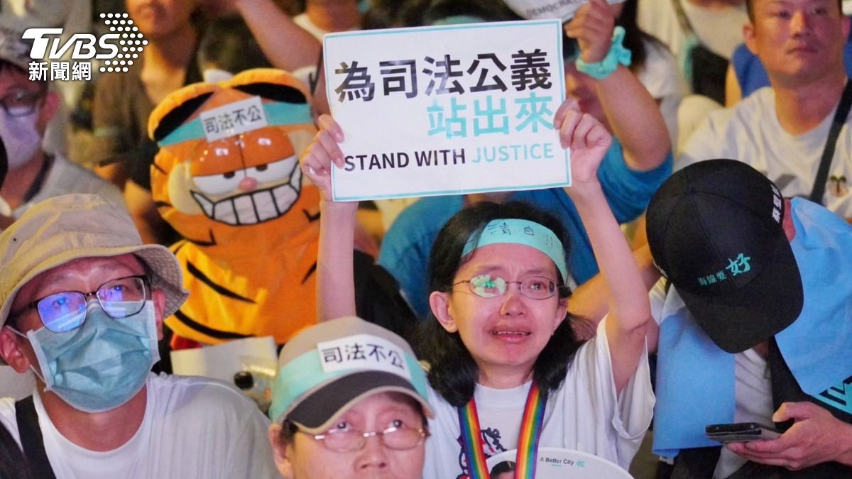 小草淚挺柯文哲。(圖/區國強攝)