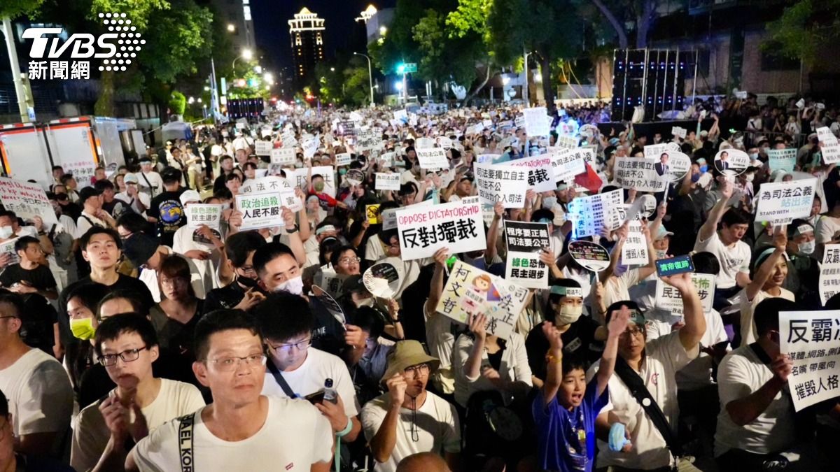 小草匯聚成「台灣的形狀」!民眾黨致謝:為勇於發聲的自己自豪