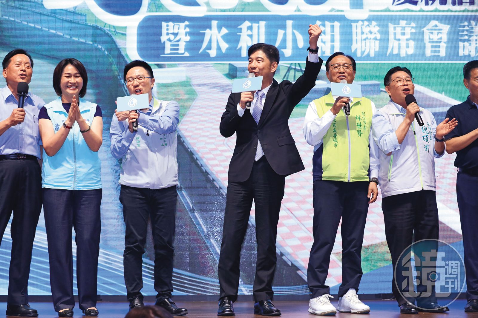農業部農田水利署署長蔡昇甫(中)親自出席會議,並上台致詞。(圖/鏡週刊)