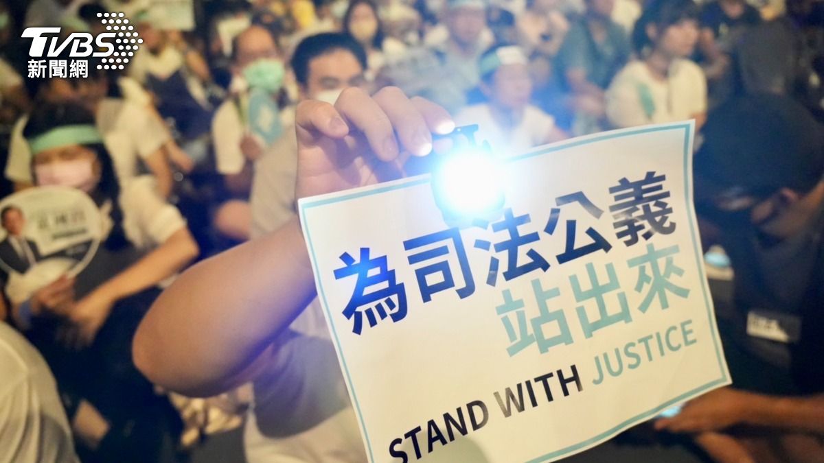 破萬名小草上街挺柯文哲! 矢板明夫揭「1族群」占多數