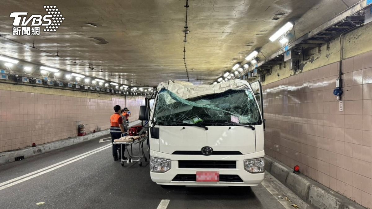 基隆路地下道「小巴士自撞」!3人輕傷送醫 車頂全撞毀畫面曝