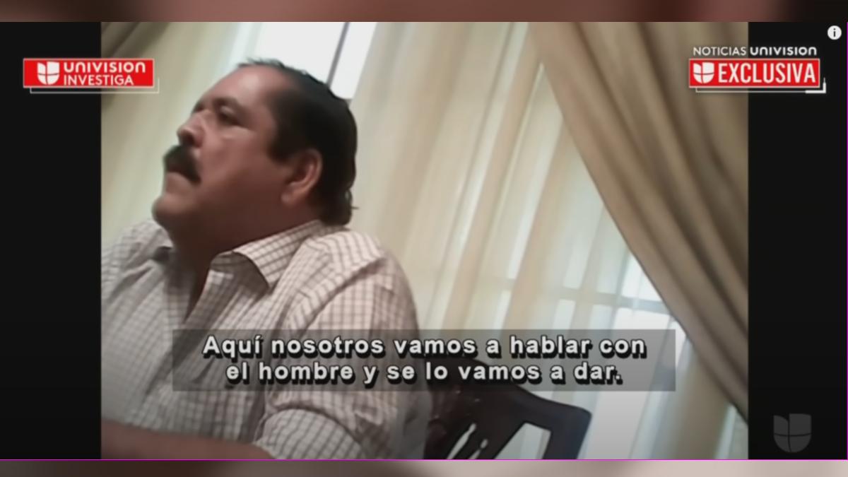 被拍到與毒梟進行賄賂談判的宏都拉斯國會議員卡洛斯，他是現任總統卡斯楚的小叔。（圖／翻攝自Univision Noticias）