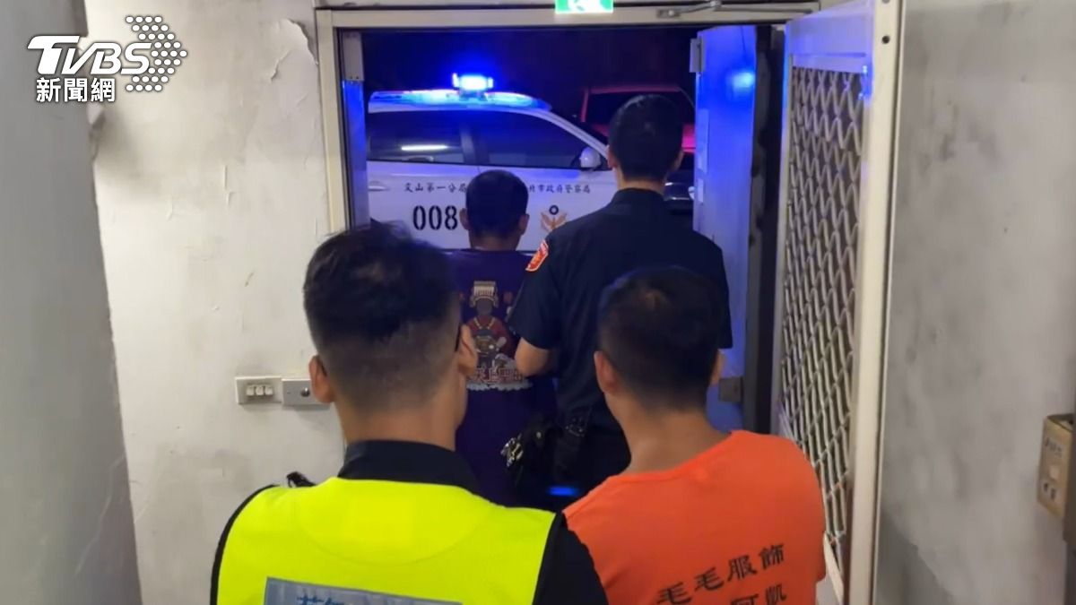 宮廟陣頭爆衝突,警方逮捕2人送辦。(圖/TVBS)