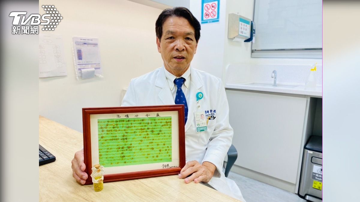 博田國際醫院肝膽胰外科副院長李金德教授為膽結石甲骨文完成落款與裱框。(圖/TVBS)