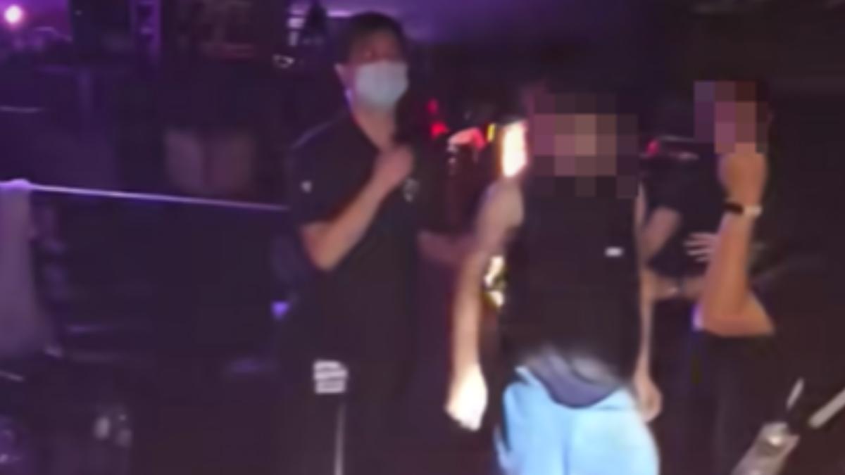 Bruno Mars演唱會爆衝突！酒空歌迷脫褲撒潑　工作人員遭打破頭