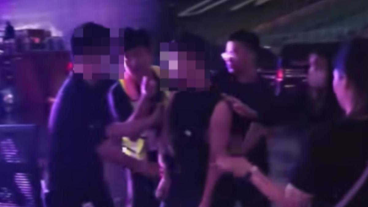 該名歌迷無視工作人員的阻止,一度想回到搖滾區,甚至出手攻擊工作人員。(圖/翻攝自臉書「爆料公社」)