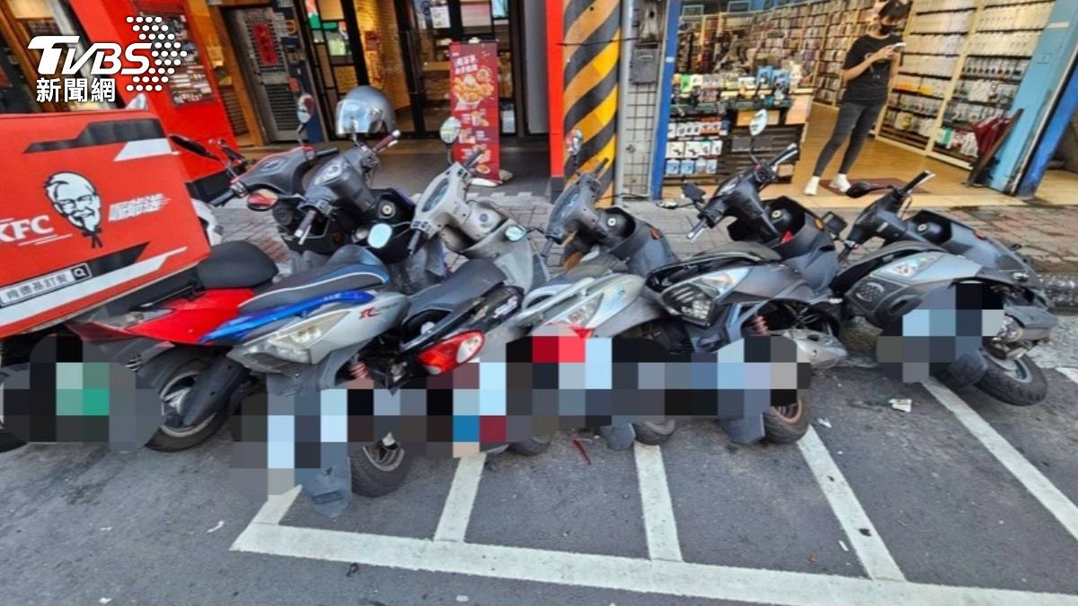 小轎車駕駛撞倒整排機車後逃逸。（圖／TVBS）