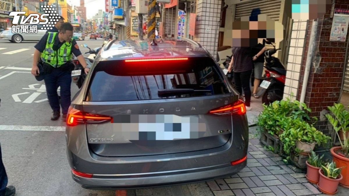 警方攔下肇事逃逸車輛。（圖／TVBS）