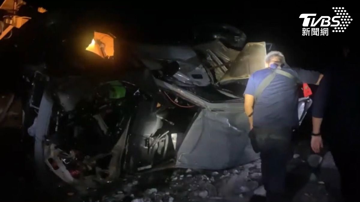 吉普車遭打撈上岸時已殘破不堪。（圖／TVBS）