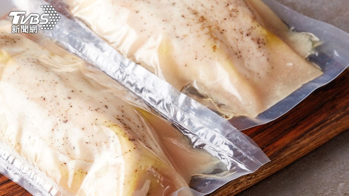即食雞胸「別拆開就吃」!恐吞致命毒素 醫認真空包藏風險