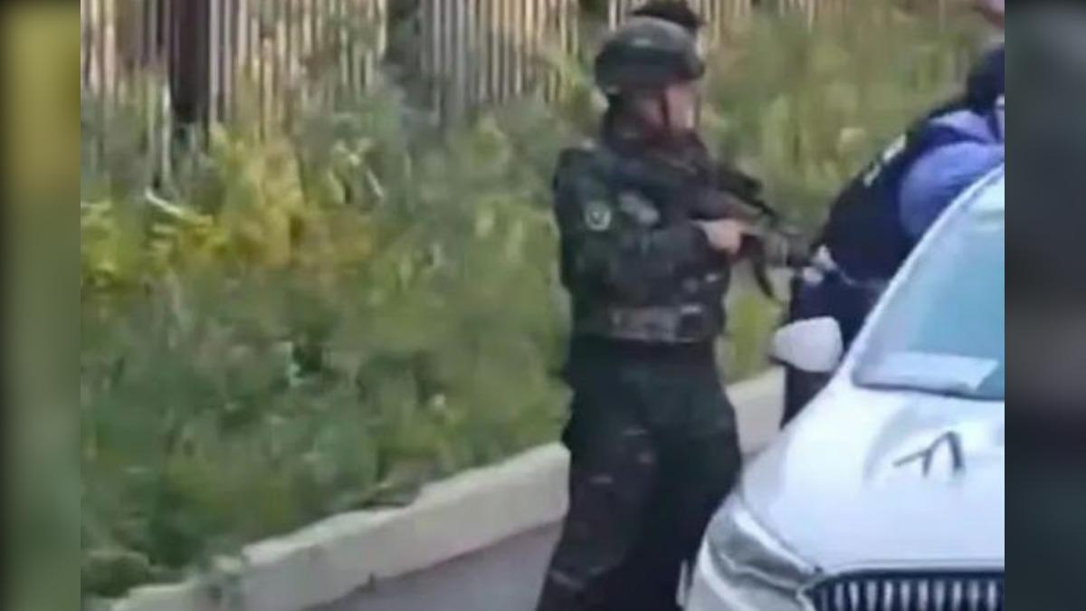 事件發生現場布滿防暴武警和警車。（圖／擷取自南華早報）