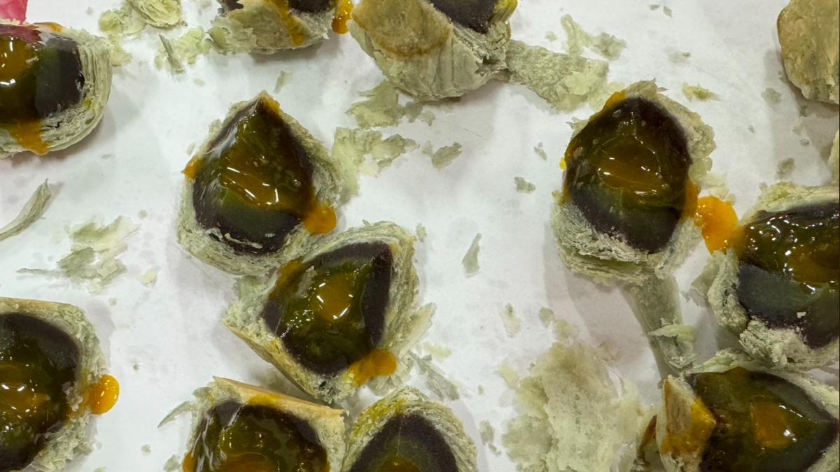 一名網友發現賣場一款月餅切開就像皮蛋。（圖／翻攝自嘉義綠豆大小事臉書社團）