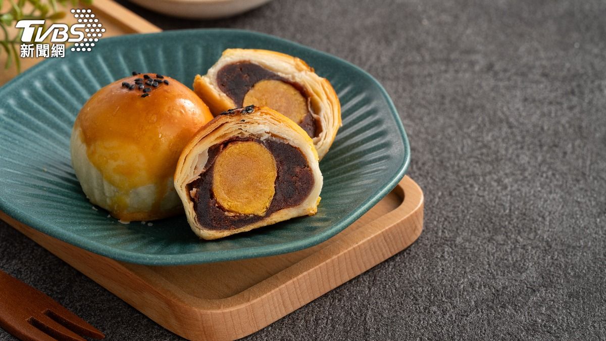 餡料黑到發亮!賣場驚賣「皮蛋流心月餅」 老饕曝:評價很高
