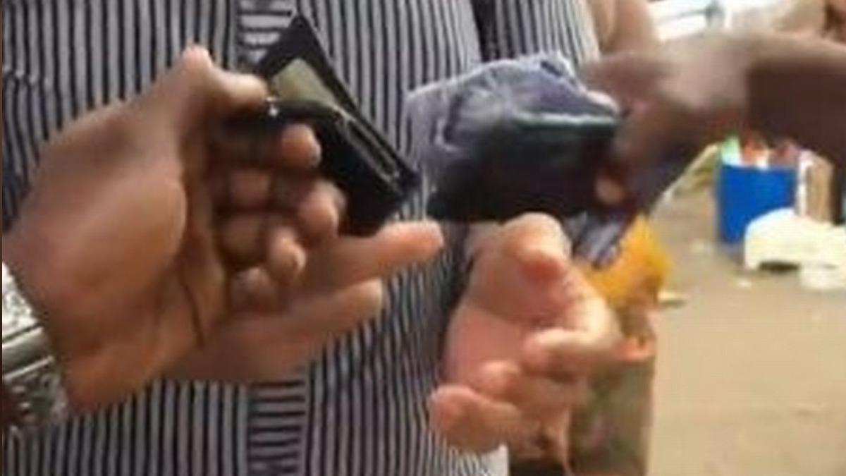 遊客被多名小販包圍,眾人紛紛拿出各種商品、試圖推銷,其中就包含1支黑色iPhone。。(圖/翻攝自X@eddie_wrt)