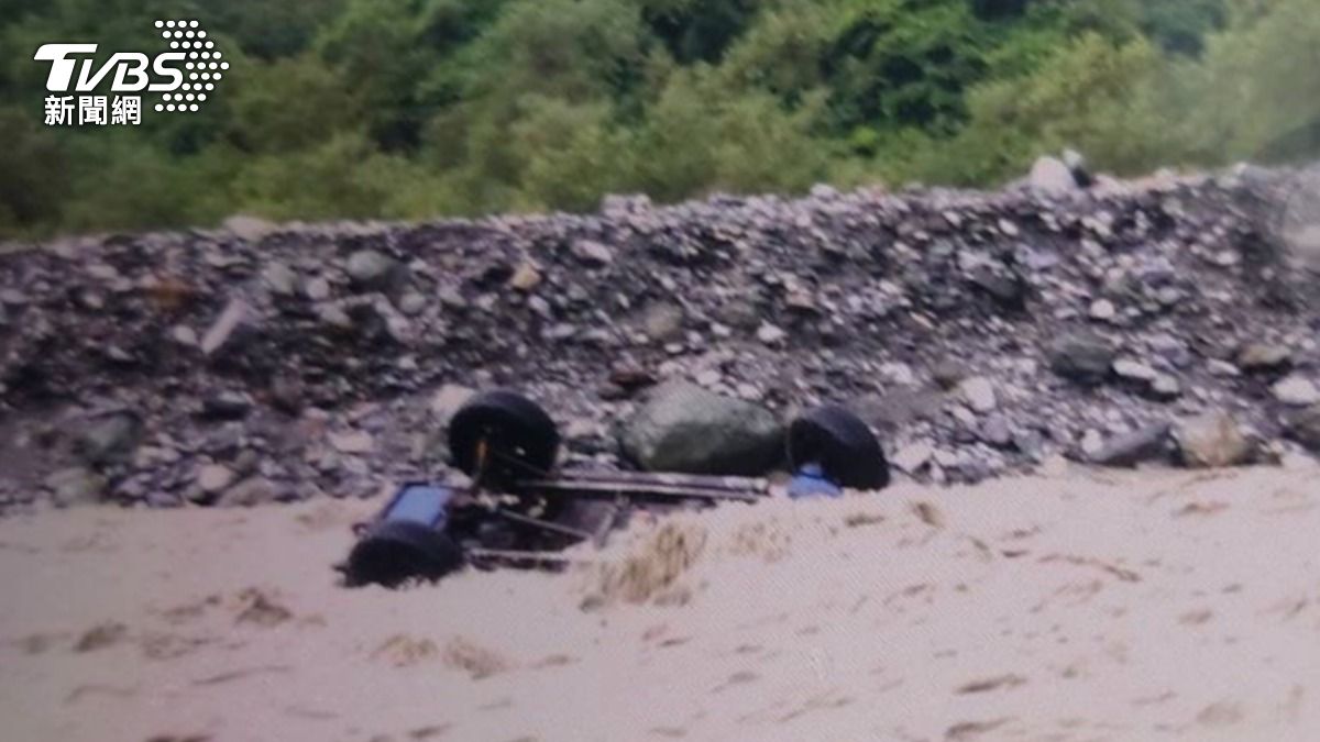 花蓮溯溪團父子遺體尋獲！怪手撈出吉普車　慘況全曝光