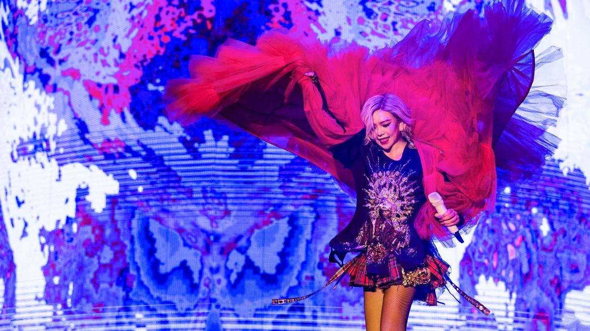 張惠妹自爆上海首場演出後,一回飯店就無力軟在床上。(圖/聲動娛樂提供)