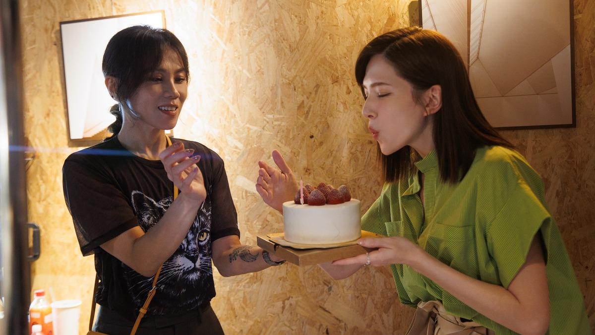 貼心的蔡健雅為許瑋甯慶生,讓她驚喜不已。(圖/亞神音樂提供)