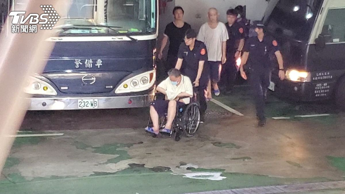 「小沈1500」是金流?沈慶京遭提訊 坐輪椅虛弱進北檢