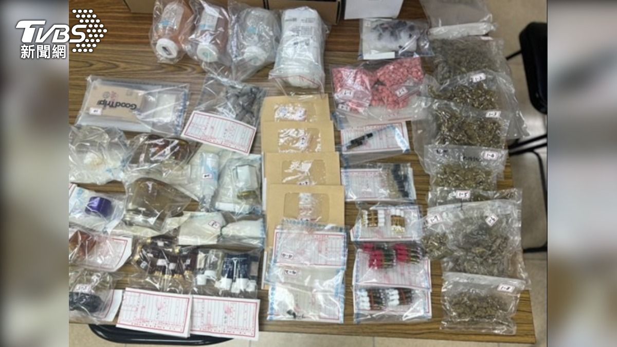 警方在套房內起出大量毒品，鄰居渾然不知隔壁竟成了毒品倉庫。（圖／TVBS）