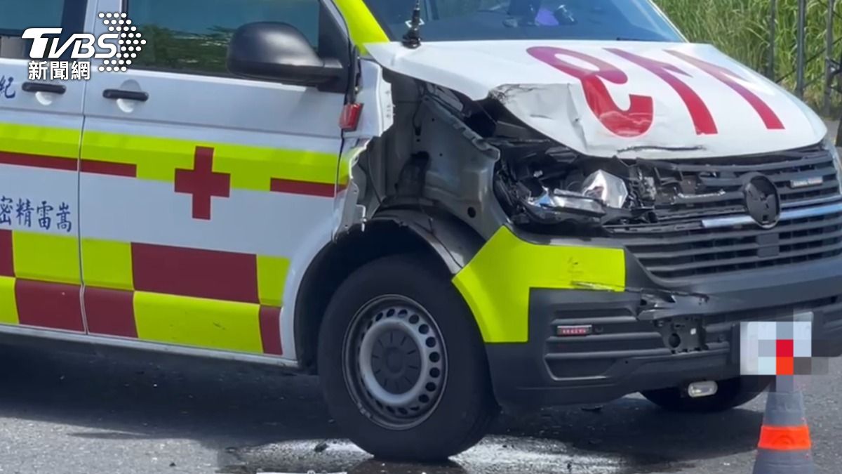 有片/宜蘭值勤中救護車遭撞!車頭毀損零件噴飛 驚險畫面曝