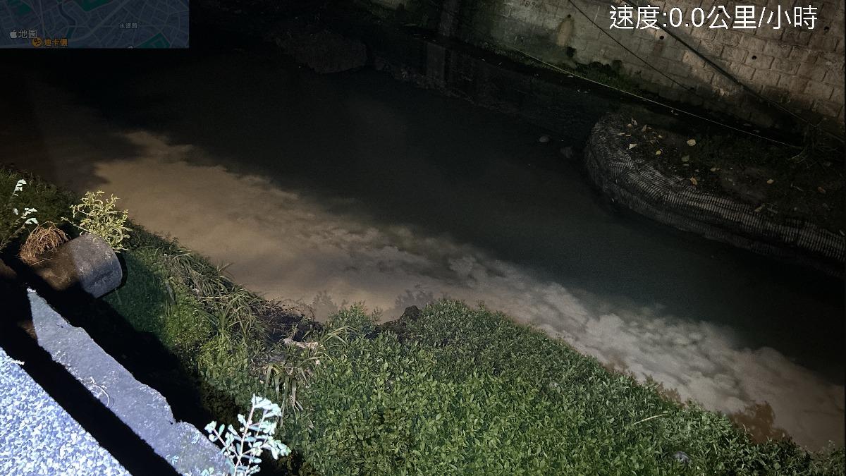 永和驚見「牛奶水溝」!上游工地亂排泥水 最重罰600萬