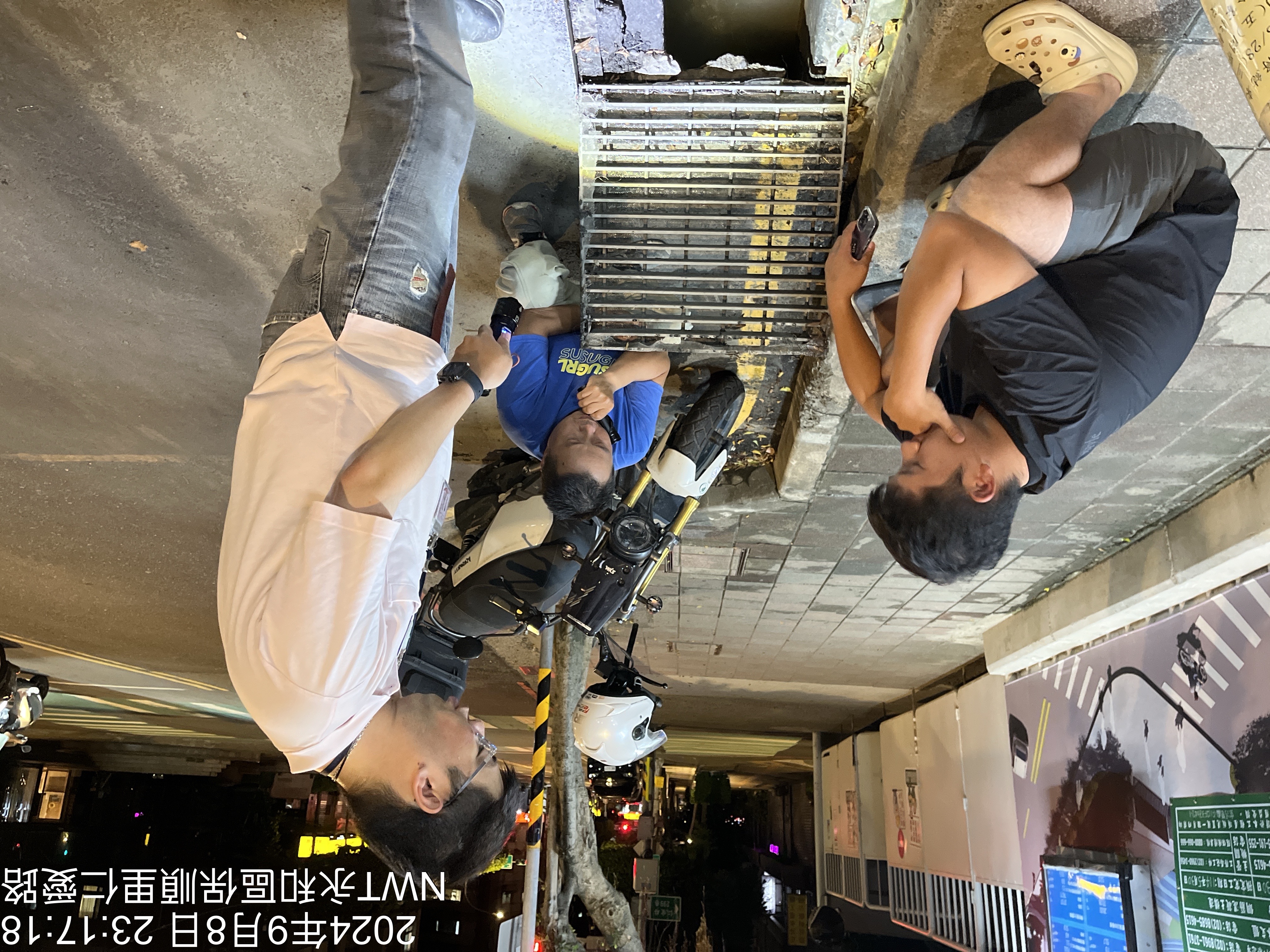 稽查員巡水路圖資溯源,查獲為上游百煇營造有限公司承攬的營建工地排放泥水。(圖/新北環保局提供)