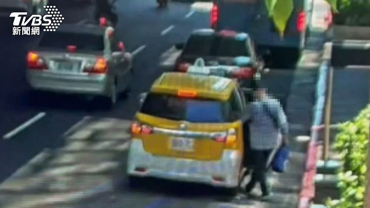 監視器拍下詐團成員搭車離開。(圖/TVBS)