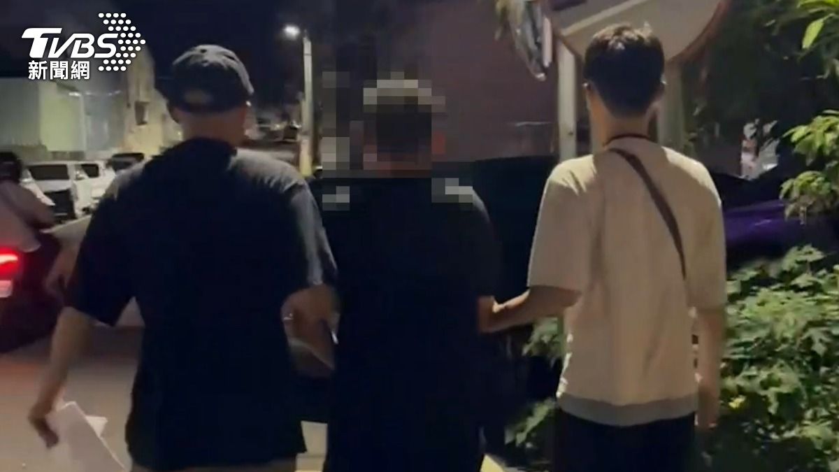 警方逮捕陳姓搶匪。(圖/TVBS)