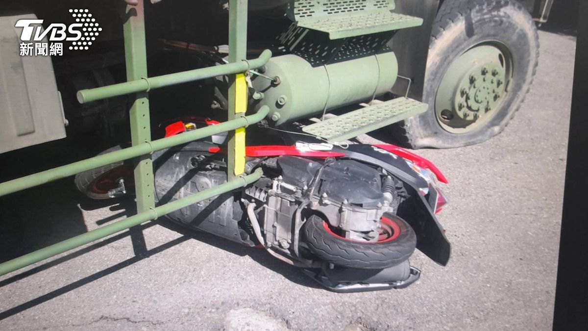 十軍團出事了!未禮讓直行機車 女騎士遭猛撞捲車底掛彩