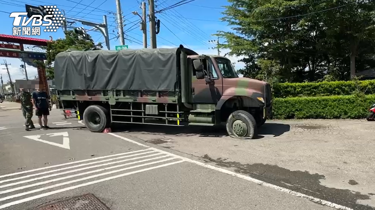 軍卡疑未禮讓直行車。(圖/TVBS)
