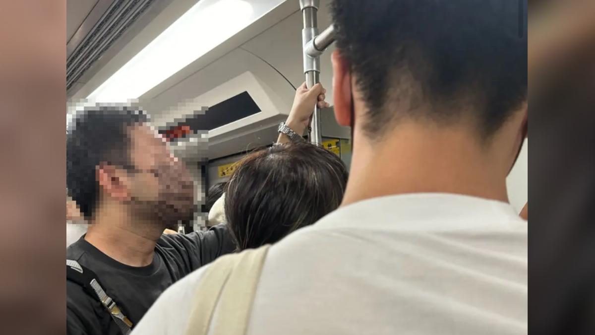 女網友表示，搭乘捷運時遇到女子肘擊男姓友人要撞擊她，聲稱要幫她謀福利。（圖／翻攝自Dcard）