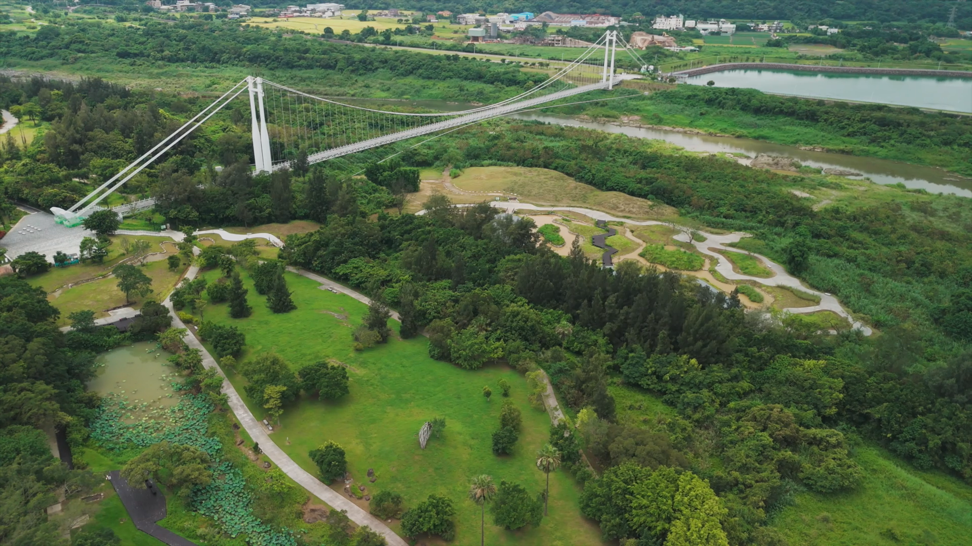 ▲全臺最長懸索式吊橋「中庄吊橋」橫跨大漢溪，串聯周邊中庄調整池、山豬湖生態親水園區以及月眉人工濕地生態公園等景點。(來源：桃園市政府)
