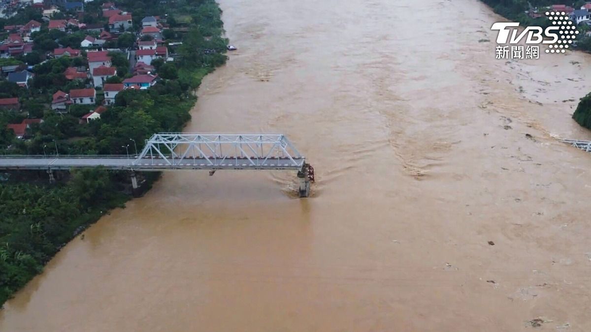 位於越南富壽省、橫跨沱江的「峰州大橋」崩垮。(圖/達志影像美聯社)