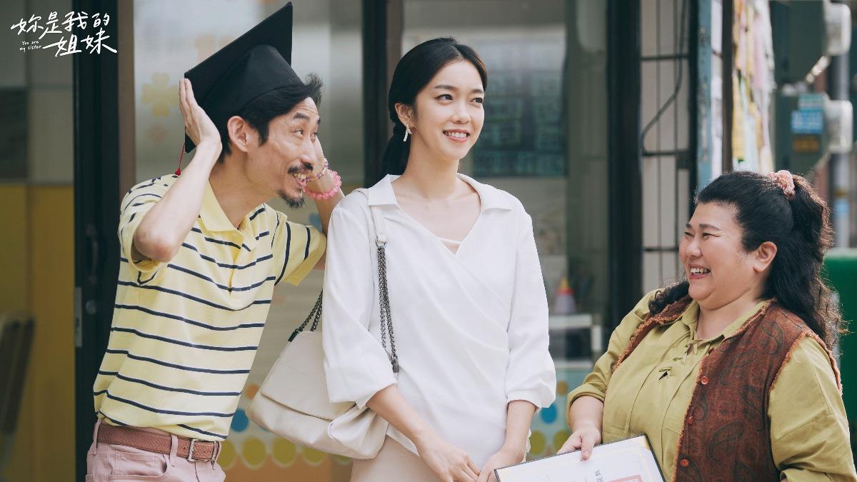 李霈瑜（中）在《妳是我的姐妹》裡是人人稱羨的人生勝利組。（圖／八大提供）