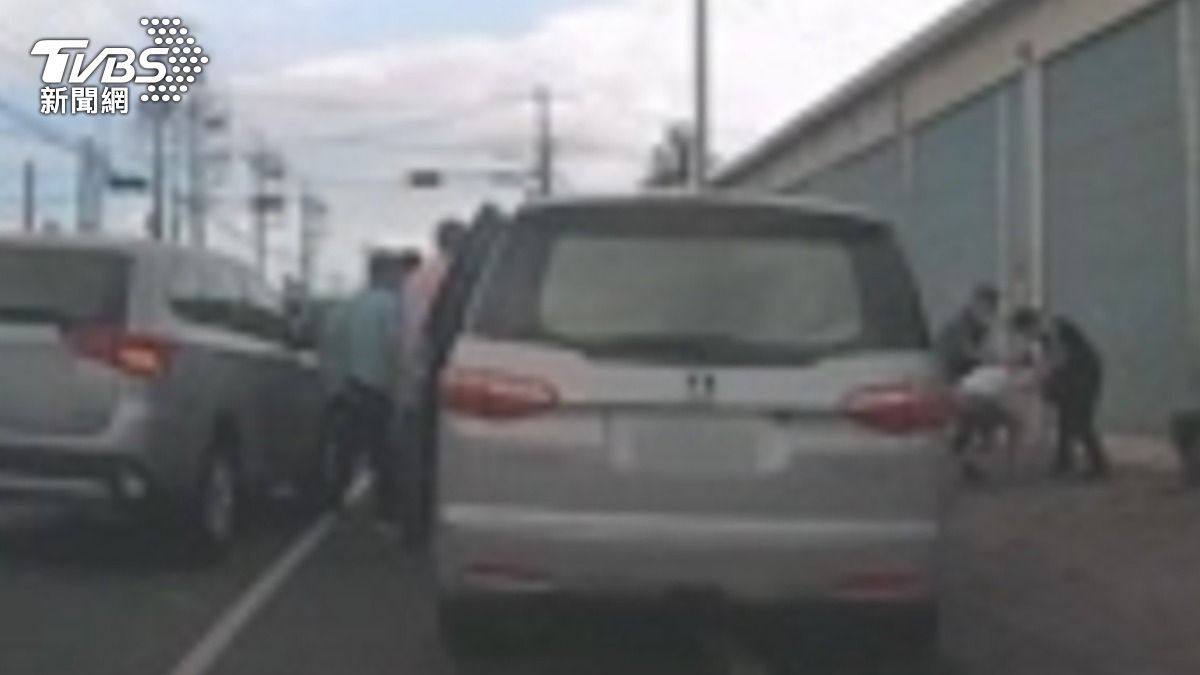 員警獲報後立即展開偵辦,於案發後13小時內將被擄走的黃姓男子救。(圖/TVBS)