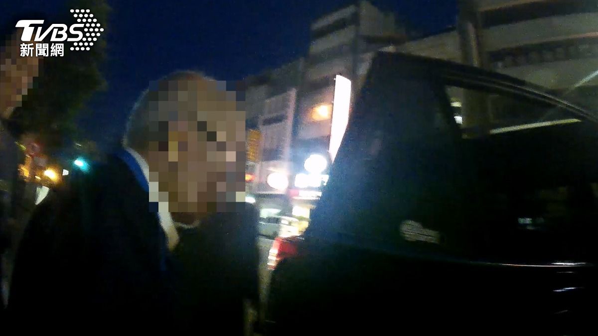陳翁目光緊盯對街的「洪瑞珍三明治」。(圖/TVBS)
