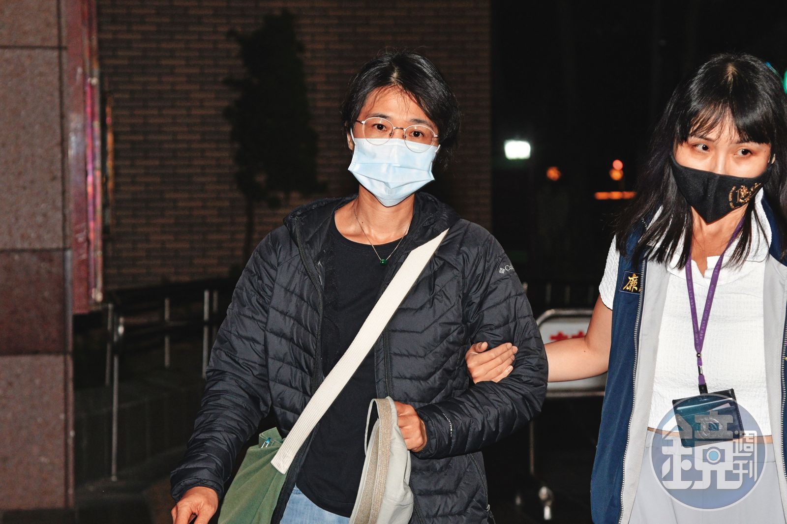 台北市政府都委會執祕邵琇珮(圖)日前遭檢方以圖利罪被告身分傳喚到案,證詞對柯文哲極為不利,訊後獲無保請回,市府已將她調離現職。(圖/鏡週刊)