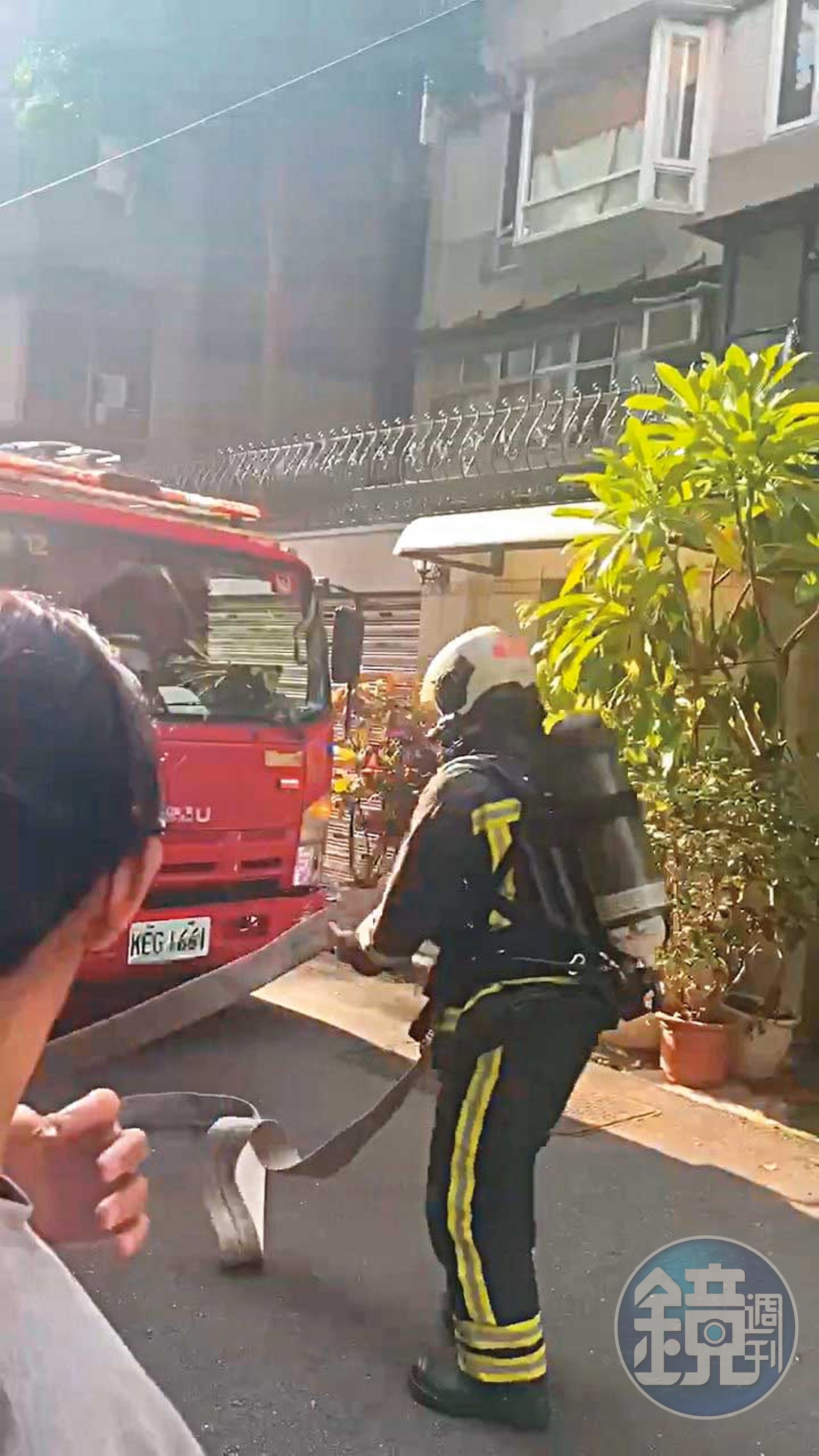 消防局出動8輛消防車、1輛救護車,一度引起附近鄰居騷動。(圖/鏡週刊)