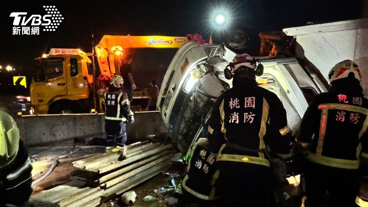 快訊/國3死亡車禍!貨櫃車失控翻覆「車頭變形」 34歲駕駛不治