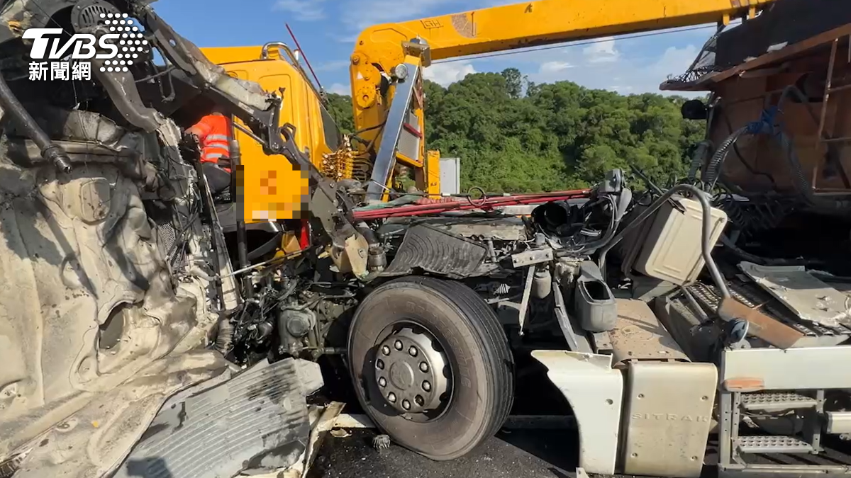 國3苗栗段砂石車追撞拖吊車、大貨車 2駕駛噴飛慘死