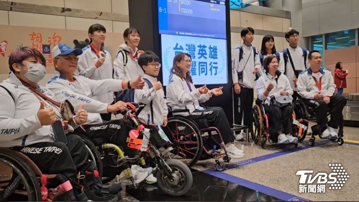 巴黎帕運/英雄凱旋!台灣代表團返台 桃機「水門禮」熱情迎接