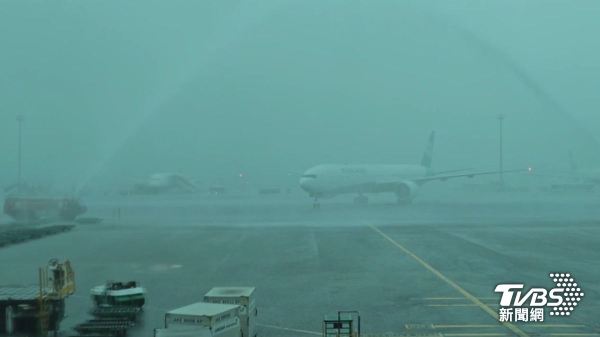 桃園國際機場在航機抵達桃機時，於停機位進行「水門禮」迎接儀式。（圖／廖宗慶攝）