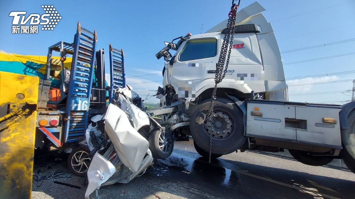 國3和美段轎車遭夾擊！扭曲撞成「鐵球」　42歲男駕駛死亡