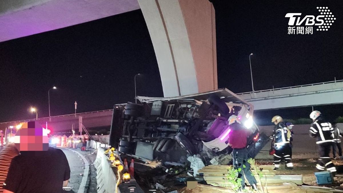疑似酒駕!國3大溪翻車釀1死 駕駛體內「測出酒精反應」